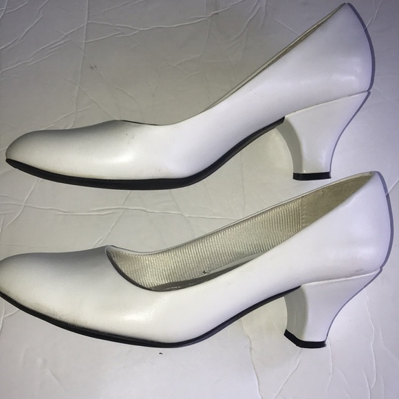 Women’s Easy Street Heels - Picture 5 of 11